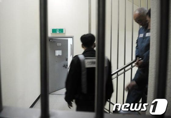 본문 이미지 - 일당 5억원 &#39;황제 노역&#39;이 중단된 허재호 전 대주그룹 회장이 26일 오후 광주지방검찰청에 소환돼 조사를 받고 교도소로 향하고 있다.2014.3.26/뉴스1 © News1   김태성 기자