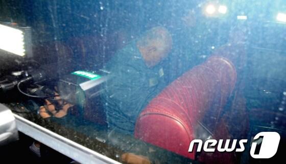 본문 이미지 - 일당 5억원 &#39;황제 노역&#39;이 중단된 허재호 전 대주그룹 회장이 26일 광주지방검찰에 소환돼 조사를 받고 호송차에 앉아 교도소로 향하고 있다.2014.3.26/뉴스1 © News1   김태성 기자