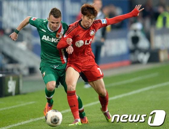 본문 이미지 - &#39;손세이셔널&#39; 손흥민&#40;22·레버쿠젠&#41;이 27일&#40;한국시간&#41; 독일 아우크스부르크 SGL 아레나에서 열린 2013-2014 독일 분데스리가 아우크스부르크와의 27라운드 경기에서 상대 수비와 볼경합을 펼치고 있다.© AFP=News1   나연준 기자