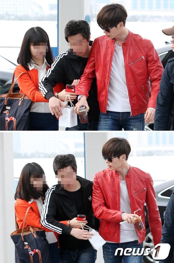 본문 이미지 - 배우 이종석이 홍콩에서 열리는 휴고보스 플래그십 스토어 오픈 행사에 한국 대표로 참석 차 27일 오전 인천국제공항을 통해 출국하던 중 한 팬이 선물을 주려고 옷을 잡아당기자 당황하고 있다.   © News1   