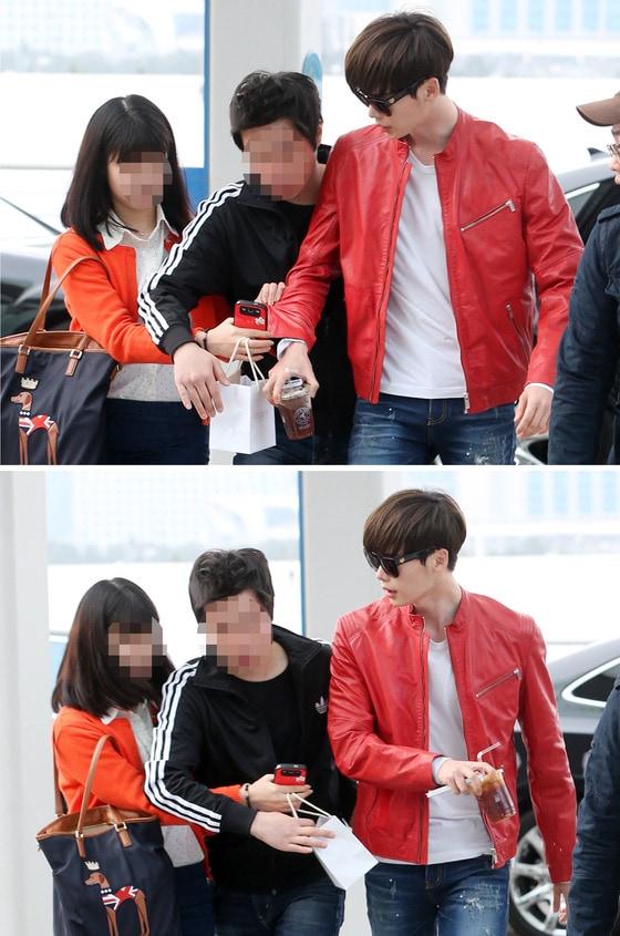 본문 이미지 - 배우 이종석이 홍콩에서 열리는 휴고보스 플래그십 스토어 오픈 행사에 한국 대표로 참석 차 27일 오전 인천국제공항을 통해 출국하던 중 한 팬이 선물을 주려고 옷을 잡아당기자 당황하고 있다.   © News1   