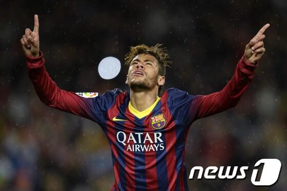 본문 이미지 - 27일(한국시간) 벌어진 2013-14 프리메라리가 30라운드 FC 바르셀로나와 셀타 비고의 경기에서 전반 5분 선취골을 넣은 네이마르(바르셀로나)가 기뻐하고 있다. © AFP=News1  