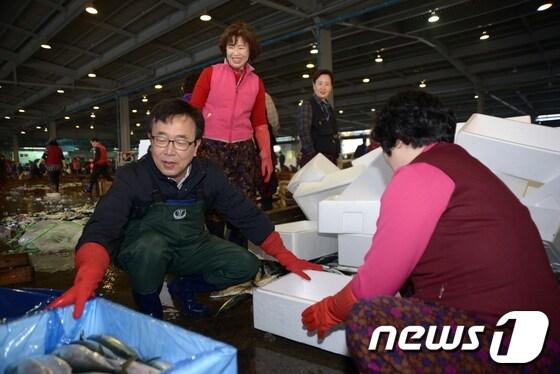 본문 이미지 - 새누리당 부산시장 경선에 나선 서병수 의원이 27일 부산공동어시장을 찾아 상인들의 작업을 거들고 있다. 2014.3.27/뉴스1 © News1 여주연 기자