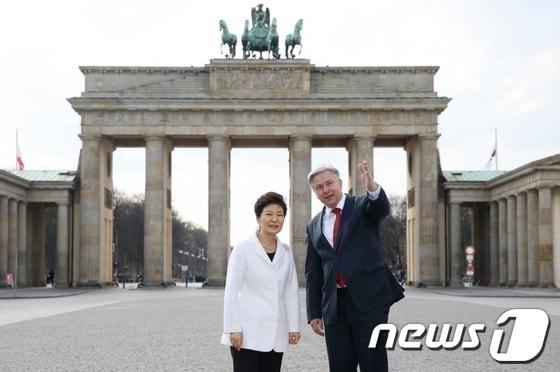 본문 이미지 - 박근혜 대통령이 독일 통일 상징인 브란덴부르크에서 베를린 시장과 이야기를 나누고 있다. 