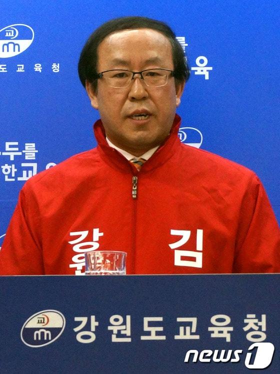 본문 이미지 - 김선배 강원도교육감 예비후보는 27일 강원도교육청 브리핑룸에서 기자회견을 열고 교육 경청 투어에서 수렴한 내용을 바탕으로 준비한 8대 교육정책을 발표했다. 2014.3.27/뉴스1 © News1   이예지 기자