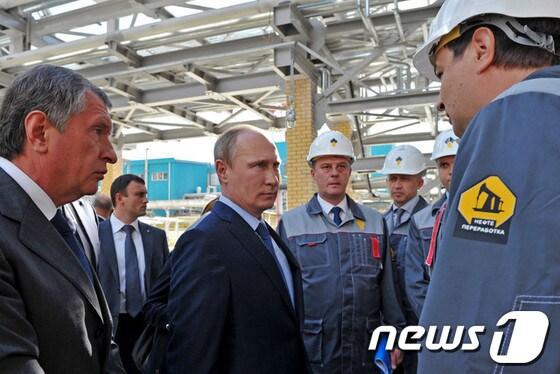 본문 이미지 - 러시아 남서부 크라스노다르州 정유공장을 방문한 블라디미르 푸틴 대통령 © AFP=News1