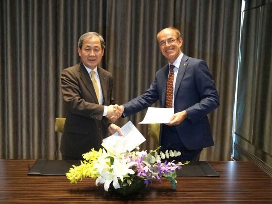 본문 이미지 - 김인철 한국외대 총장(왼쪽)과 마르코 램베르티니 사무총장.(한국외대 제공) © News1 