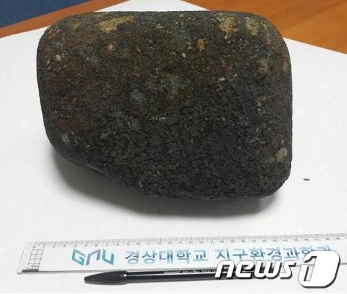 본문 이미지 -   경남 진주에서 네 번째로 발견된 운석 추정 암석.© News1 