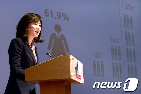 본문 이미지 - 조윤선 여성가족부 장관이 28일 오전 서울 종로구 아산정책연구원에서 골드만삭스와 공동 주최로 열린 '위미노믹스(Womenomics): 여성 인력 고용 확대와 한국 창조 경제의 미래' 컨퍼런스에서 기조연설을 하고 있다. 2014.3.28/뉴스1 © News1   안은나 기자