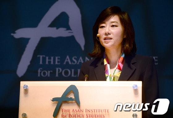 본문 이미지 - 조윤선 여성가족부 장관이 28일 오전 서울 종로구 아산정책연구원에서 골드만삭스와 공동 주최로 열린 '위미노믹스(Womenomics): 여성 인력 고용 확대와 한국 창조 경제의 미래' 컨퍼런스에서 기조연설을 하고 있다. 2014.3.28/뉴스1 © News1 안은나 기자