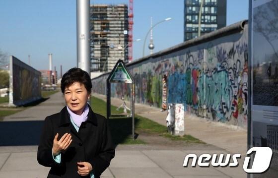 본문 이미지 - 독일을 국빈방문중인 박근혜 대통령이 27일&#40;현지시간&#41; 독일 베를린 이스트사이드 갤러리를 방문하고 있다. 이스트사이드 갤러리는 1989년 베를린 장벽이 무너진 뒤 베를린 중심부에 남아있던 1.3㎞ 길이의 장벽에 세계 21개국 118명의 작가가 벽화를 남긴 야외 전시관이다. &#40;청와대&#41; 2014.3.28/뉴스1 © News1 박철중 기자