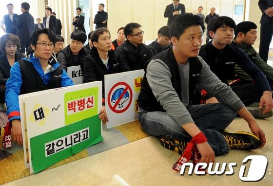 본문 이미지 - 강원랜드 노동조합원들이 3월28일 강원랜드 컨벤션홀 입구에서 박병찬 사외이사와의 대면을 요구하고 있다. 2014.3.28/뉴스1 © News1   하중천 