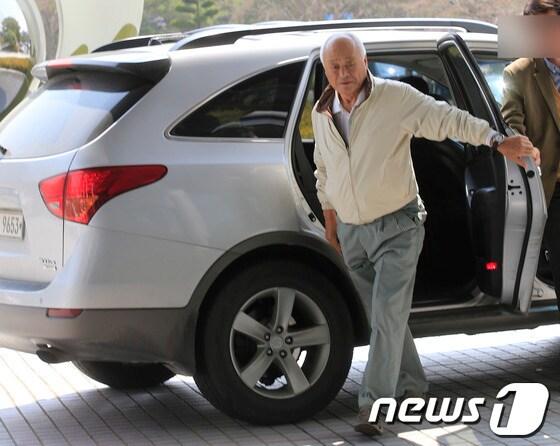 본문 이미지 - 일당 5억원의 &#39;황제 노역&#39;이 중단된 허재호 전 대주그룹 회장이 28일 오후 광주지검에 조사를 받기위해 들어서고 있다.2014.3.28/뉴스1 © News1 김태성 기자