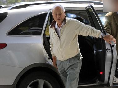 본문 이미지 - 일당 5억원의 &#39;황제 노역&#39;이 중단된 허재호 전 대주그룹 회장이 28일 오후 광주지검에 조사를 받기위해 들어서고 있다.2014.3.28/뉴스1 © News1   김태성 기자