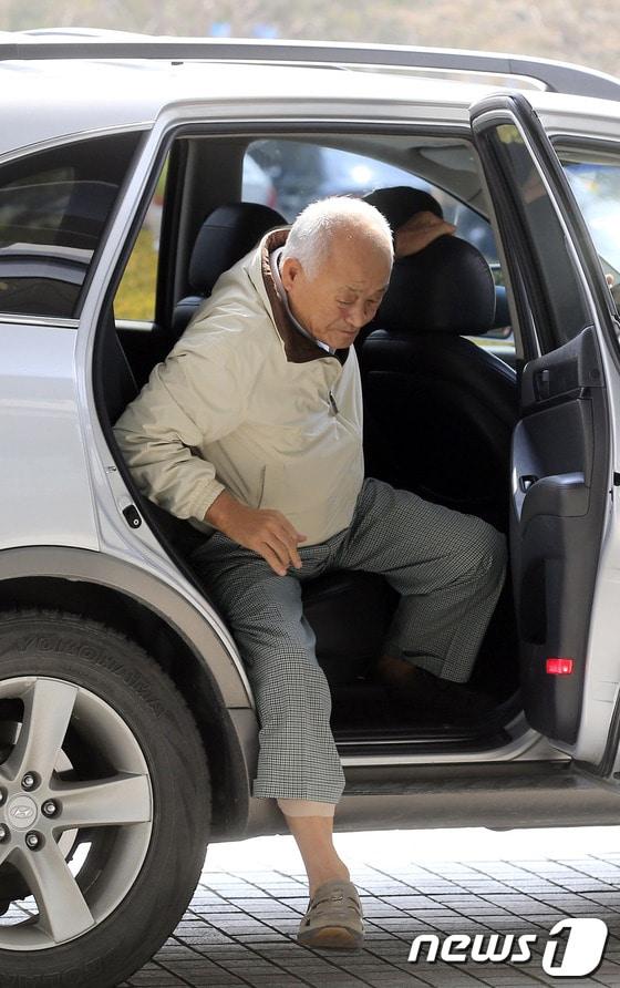 본문 이미지 - 일당 5억원의 &#39;황제노역&#39; 비난을 받고 있는 허재호 전 대주그룹 회장이 28일 오후 광주지검에 출두하고 있다.지난 26일 형 집행정지로 풀려난 허재호 전 회장은 석방 뒤 처음으로 검찰에 소환됐다. 허재호 전 회장은 지난 2007년께 조세포탈과 횡령혐의로 영장실질심사를 받을 때에 비해 부쩍 늙고 수척한 모습이었다. 검찰은 이날 허재호 전 회장 소환은 벌금 집행을 위한 것으로 벌금 미납자 신분으로 조사받을 뿐 아직 피내사자, 피의자로 보기는 어렵다고 설명했다. 2014.3.28/뉴스1 © News1 김태성 기자