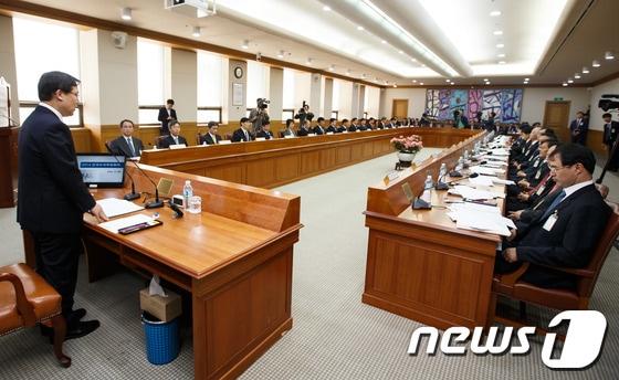 본문 이미지 - 박병대 법원행정처장이 지난 28일 오후 서울 서초동 대법원에서 열린 전국 수석부장회의에서 모두발언을 하고 있다. © News1   유승관 기자