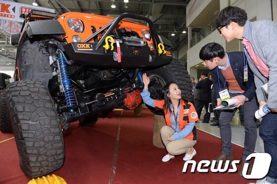 본문 이미지 - 국내 최대 자동차 애프터마켓 전문전시회 &#39;2014 오토모티브위크&#39;가 28일 고양 킨텍스 제2전시장에서 막을 올렸다. 한 업체 관계자가 오프로드 서스팬션을 관람객에게 설명하고 있다..2014.3.28/뉴스1 © News1   이동원 기자