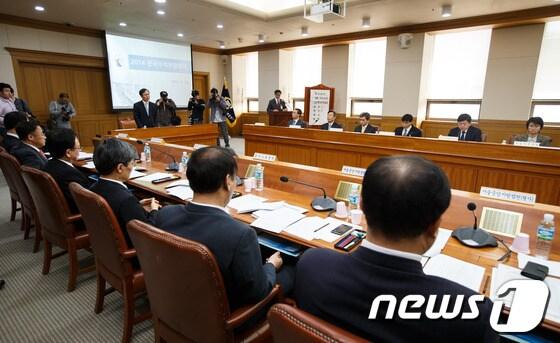 본문 이미지 - 박병대 법원행정처장이 28일 오후 서울 서초동 대법원에서 열린 전국 수석부장회의에서 모두발언을 하고 있다. 2014.3.28/뉴스1 © News1 유승관 기자