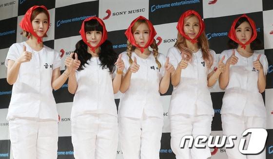 본문 이미지 - 걸그룹 크레용팝이 28일 오후 서울 종로구 세종로 KT올레스퀘어에서 열린 다섯번째 싱글앨범 &#39;어이&#39;&#40;Uh-ee&#41; 컴백 기자회견에서 포즈를 취하고 있다. 크레용팝은 오는 4월 1일 각종 음원 사이트를 통해 신곡 &#39;어이&#39;의 음원과 뮤직비디오를 공개하며 가요계에 컴백한다. 2014.3.28 /뉴스1 © News1 