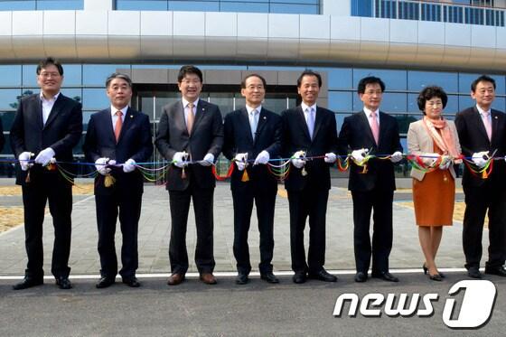 본문 이미지 - 강릉시가 28일 저탄소 녹색시범도시 사업의 일환으로 건립한 에너지제로 건축물 녹색도시체험센터의 준공식을 열었다.이날 준공식에는 윤성규 환경부장관(왼쪽 4번째)과 권성동 국회의원(왼쪽 3번째)을 비롯한 관계자들이 참가했다. 2014.3.28/뉴스1 © News1 서근영 기자