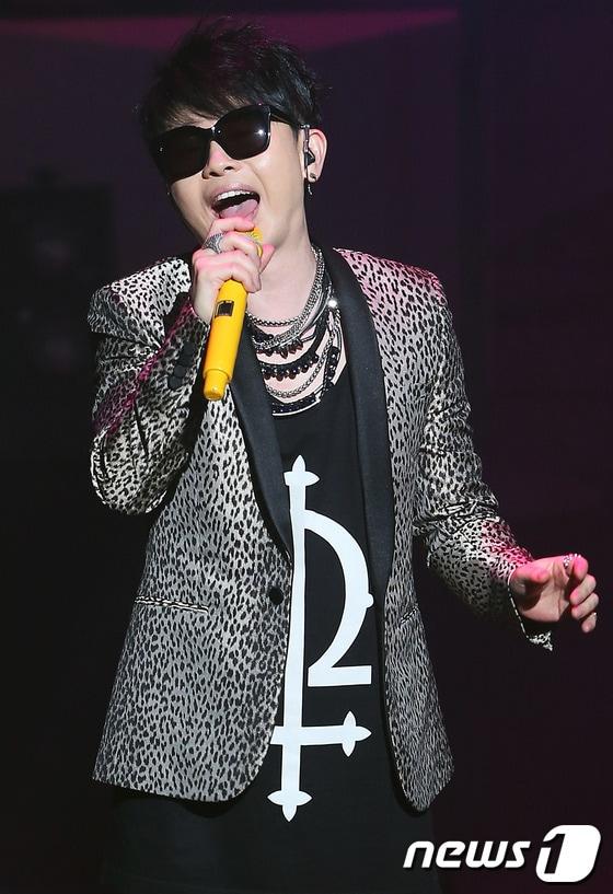본문 이미지 - 가수 이승환이 28일 오후 서울 송파구 방이동 올림픽공원 우리금융아트홀에서 열린 정규 11집 'fall to fly-前' 발매기념 쇼케이스에서 멋진 무대를 펼치고 있다. 2014.3.28 스타뉴스/뉴스1