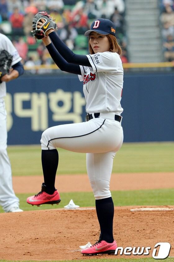 본문 이미지 - '빙속여제' 이상화가 29일 오후 서울 잠실야구장에서 열린 2014 한국야쿠르트 세븐 프로야구 두산 베어스와 LG 트윈스의 개막전에서 시구하고 있다.© News1   