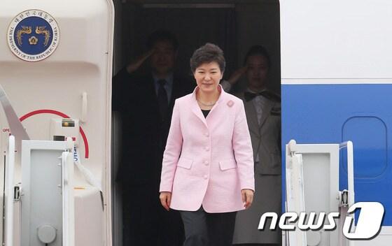 본문 이미지 - 박근혜 대통령이 5박 7일 간의 네덜란드, 독일 순방을 마치고 29일 오후 경기 성남시 서울공항을 통해 귀국하고 있다. 2014.3.29/뉴스1 © News1   송원영 기자