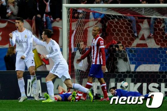 본문 이미지 - 레알 마드리드 크리스티아누 호날두(왼쪽)가 3일(한국시간) 마드리드 비센테 칼데론에서 열린 2013-2014 프리메라리가 26라운드에서 동점골을 터트린 뒤 환호하고 있다.© AFP=News1  