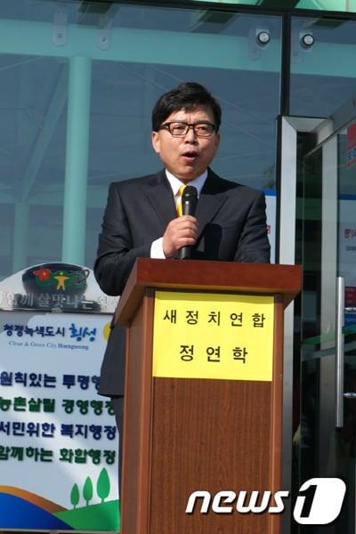 본문 이미지 - 횡성군수 예비입후보자 정연학&#40;49&#41; 강원내일포럼 횡성지역위원회 대표가 3일 오후 횡성군청 앞에서 기자회견을 하고 있다.2014.3.3/뉴스1 © News1 권혜민 기자