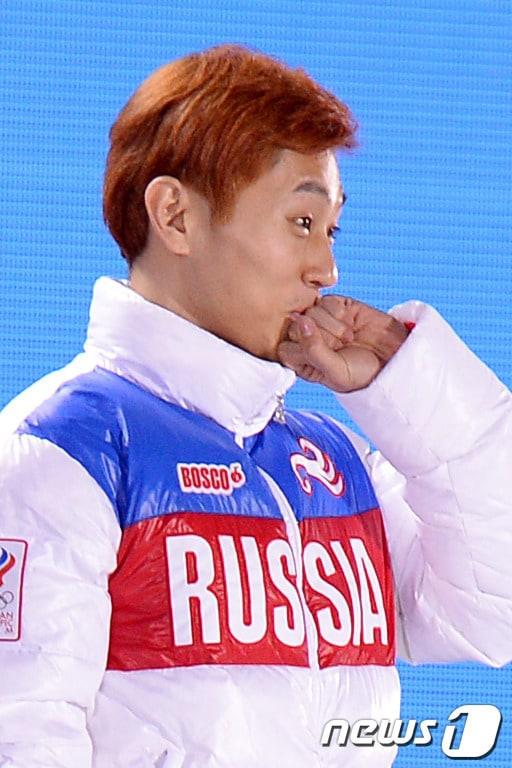 본문 이미지 - 2014소치동계올림픽 쇼트트랙 남자 1,000m 결승에서 1분25분325초 기록으로 값진 금메달을 획득한 러시아 쇼트 대표 안현수&#40;빅토르 안&#41;가 16일&#40;한국시간&#41; 러시아 소치 올림픽파크에서 열린 메달 시상식에서 여자친구 우나리를 향해 반지 세리머니를 하고 있다. .2014.2.16/뉴스1 