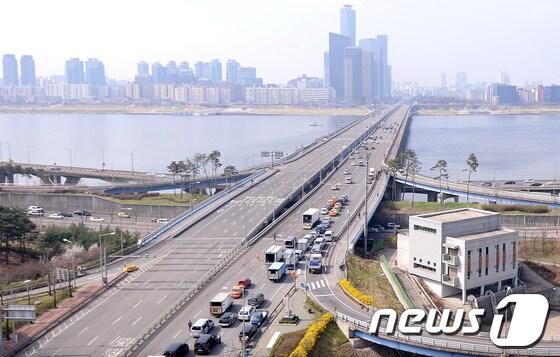 본문 이미지 - 30일 오전 서울 마포대교에서 할리우드 영화 ‘어벤져스:에이지 오브 울트론’&#40;조스 웨던 감독·이하 어벤져스2&#41; 촬영을 앞두고 영화사 관계자들이 현장 점검을 하고 있다.2014.3.30/뉴스1  © News1   이종덕 기자