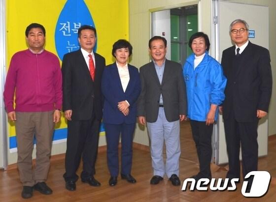 본문 이미지 - 강봉균 새정치민주연합 전북도지사 예비후보가 29일 같은 당의 조배숙 도지사 예비후보를 만나 사진촬영을 하고 있다.(강봉균 예비후보 선거사무소 제공)2014.3.29/뉴스1 © News1 김춘상 기자