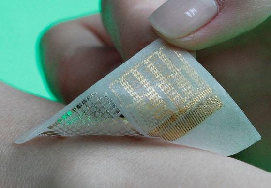 본문 이미지 - 웨어러블 전자소자를 집적시킨 의료용 패치를 피부에 부착한 모습© News1  