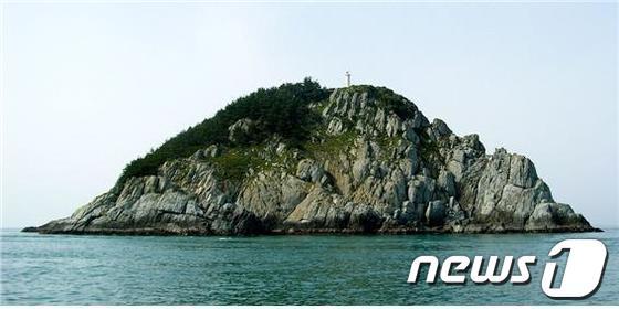 본문 이미지 - 환경부는 추자면에 속한 직구도, 보론섬, 수령섬, 염섬 등 4개 무인도를 개발행위가 제한되는 특정도서로 지정했다. 사진은 이번에 특정도서로 지정된 보론섬(제주도 제공) © News1  