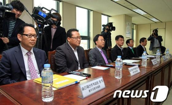 본문 이미지 - 광주지검은 31일 거액의 벌금미납과 세금체납 후 일당 5억원의 &#39;황제노역&#39;으로 논란이 된 허재호 전 대주그룹 회장 문제를 두고 2차 유관기관 합동회의를 열었다. 이날 회의에는 검찰, 광주지방국세청, 광주지방본부세관, 광주시 관계자들이 참석해 허 전 회장의 벌금 및 세금징수 현황, 은닉재산 파악여부 와 그동안의 검찰수사 결과 등을 공유했다. 앞서 지난달 26일 첫 회의가 진행된 바 있다.2014.3.31/뉴스1 © News1   송대웅 기자