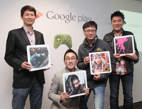 본문 이미지 - 서울 역삼동 구글코리아 사무실에서 열린 ‘구글 플레이와 게임’ 기자간담회에서 (좌측부터) 위고인터랙티브 장승열 이사, 넥슨코리아 김태환 부사장, 글루 모바일 코리아 김준희 지사장, 바이닐랩 나동현 PD가 각사 로고를 들고 포즈를 취하고 있다.© News1  