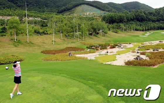 본문 이미지 - 31일 하이원CC에서 한 여성이 라운딩을 하고 있다. (하이원 제공) 2014.3.31/뉴스1 © News1 하중천 