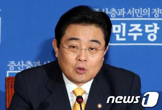 본문 이미지 - 전병헌 민주당 원내대표가 4일 오전 서울 여의도 국회에서 열린 원내대책회의에 참석해 