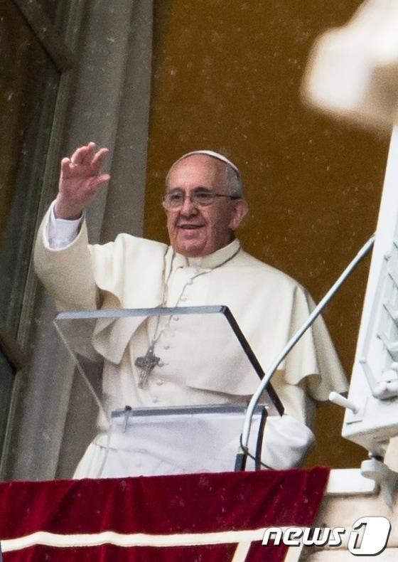 본문 이미지 - 바티칸에서 축복기도를 하고 있는 프란치스코 교황.© AFP=News1 