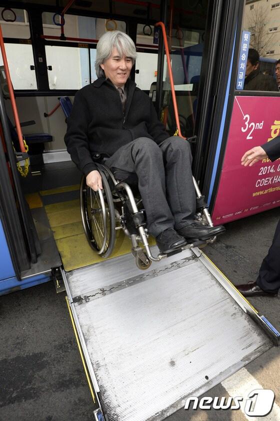 본문 이미지 - 서울 강북구 우이동 동아운수에서 교통장애인협회, 특수장애인협회 등 장애인 단체 대표들이 저상버스에 시승해보고 있다. /뉴스1 @news1