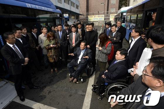본문 이미지 - 지난 3월 4일 서울 강북구 우이동 동아운수에서 교통장애인협회, 특수장애인협회 등 장애인 단체 대표들과 서울시, 국토교통부 관계자들이 중저상버스 도입과 문제점에 대해 대화를 나누고 있다./뉴스1 © News1 안은나 기자