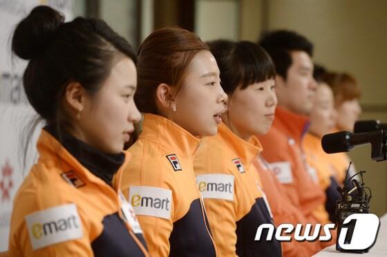 본문 이미지 - 지난 4일 오후 서울 중구 조선호텔 오키드룸에서 열린 소치동계올림픽 여자 컬링 국가대표팀 환영식에서 이슬비 선수가 취재진의 질의에 답하고 있다. 2014.3.4/뉴스1 © News1   안은나 기자