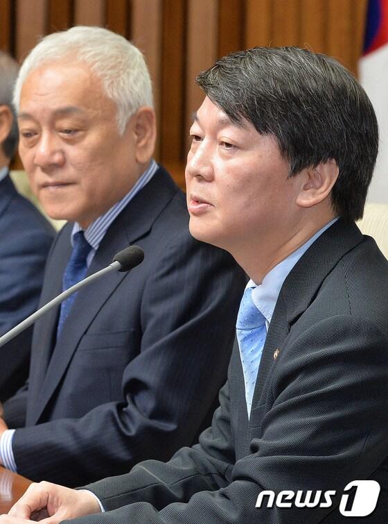 본문 이미지 - 안철수 새정치연합 중앙운영위원장이 5일 오전 서울 여의도 국회에서 열린 민주당-새정치연합 첫 지도부연석회의에 참석해 모두발언을 하고 있다. 안 중앙운영위원장은 