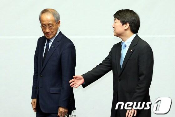 본문 이미지 - 안철수 새정치연합 중앙운영위원장과 윤여준 의장이 지난 5일 오전 서울 여의도 국회에서 열린 민주당-새정치연합 지도부 첫 연석회의에 참석하고 있다. 2014.3.5/뉴스1 © News1   이광호 기자