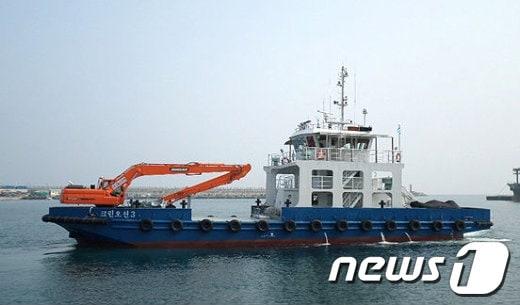 본문 이미지 - 6일 취항식과 함께 동해안 12개 어항의 해양쓰레기와 부유물을 수거하는 임무를 시작하는 다목적 어항청소선 크린오션3호/사진=해양수산부© News1  