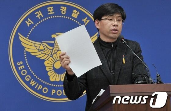 본문 이미지 - 강경남 서귀포경찰서 수사과장이 5일 경찰서 회의실에서 SBS 예능프로그램 ‘짝’의 여성 출연자 사망사건에 대한 중간 수사 브리핑을 하던 중 숨진 여성 출연자의 유서를 들어 보이고 있다. © News1 이상민 기자  