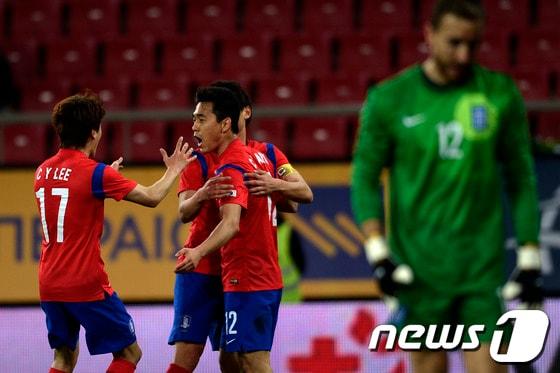 본문 이미지 - 6일(한국시간) 새벽 벌어진 한국과 그리스의 축구대표팀 평가전에서 전반 18분 선제골을 뽑은 박주영이 동료들과 함께 기뻐하고 있다.© AFP=News1