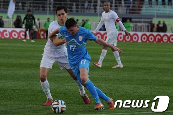본문 이미지 - 지난 6일(한국시간) 벌어진 알제리와 슬로베니아의 축구 국가대표 평가전에서 알제리의 나빌 벤탈렙(흰색 유니폼)이 상대 선수와 몸싸움을 벌이고 있다. © AFP=News1