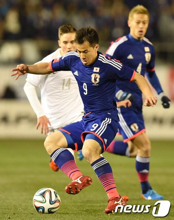 본문 이미지 - 5일 열린 일본과 뉴질랜드의 축구 국가대표 평가전에서 오카자키 신지(일본)가 공을 컨트롤하고 있다. © AFP=News1 