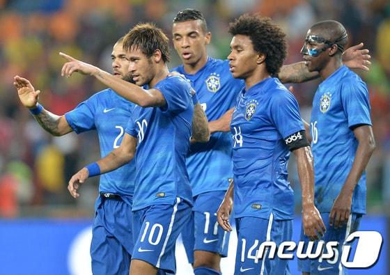 본문 이미지 - 네이마르가 해트트릭을 달성한 뒤 브라질 대표팀 동료들과 기뻐하고 있다.© AFP=News1  